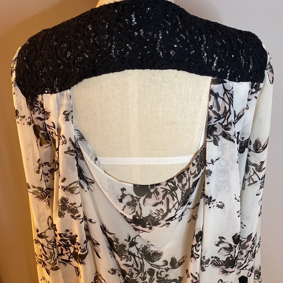 Bar III Size M Blouse in White and Black Floral Print Lace Backless Hi-Lo Blouse - Picture 5 of 9